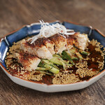 金沢おでんとおばんざい酒場 さんさん - バチバチ油仕上げのよだれ鶏