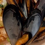 ベルギー食堂 どうくつ - 大きな殻の中にはアサリ程の痩せた小さな身