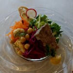 ベルギー食堂 どうくつ - サラダ(逆光で見えにくい。つまり西陽がまともに顔面を照り付けている)