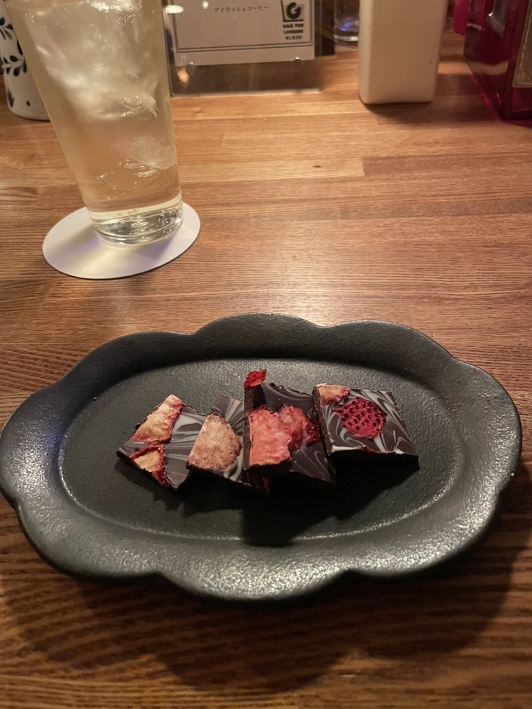 写真 : ザルッキンググラス （THE LOOKING GLASS） - 箕面船場阪大前