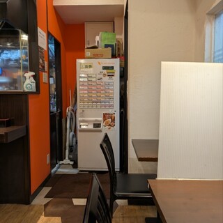 箸で食べるあつあつ鉄皿ハンバーグとカレーのお店_2