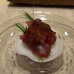 鮨 山浦 - 鰹お造り玉ねぎジュレかけ