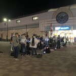 串かつ でんがな - スピッツの曲を演奏する年配者たち。駅前で。