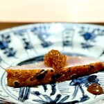 くるますし - きんめ。 これもここのスペシャリテ。 皮目を炙り、身に沿って焼きめのグラデーション。 辛子と玉ねぎのソースで。 大将が厨房でつきっきりで炙ってきます。 熱々のうちに下品にかぶりつくのが一番旨い食べ方。