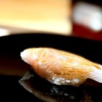 くるますし - シロアマダイ。 もう、白く透き通る貴婦人を食ってるよう。 （食ったことないけど？） ここの一発目はこれでないと。 いきなり持っていかれます。