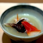 くるますし - 貝寄せ。 この季節になるとよくお目にかかる一品。 今宵は鳥貝と女郎貝。 その名の通り、艶やかな色。 無調味。 すなわち貝の出汁と水だけ。 強烈な旨味とミネラル感。 貝好きは即死するんじゃない？