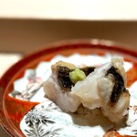 くるますし - オコゼ。 これもこの店の逸品、オコゼの炙り。 いつもより早い時期の登場です。 この脂、コラーゲンたっぷりの皮目を炙った香りと清らかな白身の旨さには抗えません。 いつもよりレア感強めで、大将、いろいろ試行錯誤してるんだと。