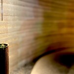 くるますし - 風格あるRC造のファサードから、闇に一点浮かび上がる縁先手水鉢を現代的にアレンジ したような室礼を抜けると見事な大ぶりの白木の一枚板が待っています。 テーマパークのアトラクションに入ったような高揚感があります。