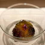 くるますし - ナマコとコノコ。 数年前、この店で最初に食べた品。 久しぶり。 ポン酢と食感だけに支配されるナマコが、低温調理されてありえない食感に。 フランス料理のコンフィとも言えそうな食感に驚け。