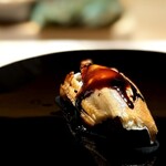 くるますし - アナゴ。 今回は、崩壊直前まで柔らかい仕立てで、ますます僕好みになっていくアナゴ。 ツメも改良してたみたいな。 けっこう古典的なツメ。 最近、江戸前鮨の系譜をたどってたりするせいか、これが旨い。