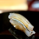 くるますし - さより。 吹き抜ける爽快な春風。 薬味を使わず、おぼろで古典的に仕立ててます。 僕はどちらかというと、大葉などの薬味が好き。