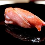 くるますし - 大トロ。 今宵の大トロは抜群でした。 融点が低すぎず、とろけすぎず、上品な旨味をいつまでも引きづってくれます。