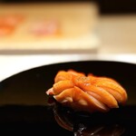 くるますし - 赤貝。 ザクザクッとした元気のいい食感。 海のような旨味とミネラル感。 鮨だから味わえる幸せ。 刺し身だったら、あえてオーダーしないし。