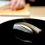 くるますし - コハダ。 大将、コハダが苦手なのかなと以前感じてたけど、どうやら越えたのかな、。 剛速球をど真ん中にズバンと決めてきました。 〆め、シャリ、香り、旨味、どれもきれいにバランス。 めちゃくちゃ旨い。 そして、ナニ、この美しいフォルム。