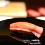 くるますし - 中トロ。 たしか石司さんのやつ。 ねっとりぺっとりと舌に絡みつく生本マグロのエロティックな食感と濃い旨味をキリッとしたシャリが引き立てます。