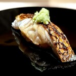 くるますし - のどぐろ。 これもここのスペシャリテになりつつあります。 オレサマならこうやる。 オレサマならここまでやるって志を感じさせる高平大将らしい鮨。 握ってから人数分まとめて炙るのが一般的。 高平大将、一串ごとに炙ってから握るのが高平流。 握るの、相当熱いらしい（笑）。 意識をもっていかれそうになります。 これ1貫で1合飲める。