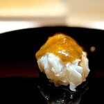 くるますし - イセエビ。 なんか、もう全部スペシャリテとしかいえないよな、こうなると。 これも2年前から登場し始めたスペシャリテ。 身を炙って、ミソのっけてまた炙る2段仕込み。 かなり熱々の鮨、超大型甲殻類しか持ち得ない超濃厚ミソソースにブリブリ筋繊維の食感、ブチ旨い。