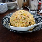 上海菜 - ◯チャーハン
これはガッツリと
どんぶりでひっくり返しているご飯量だよねえ❗️

具材はハム、玉子、ネギで、醤油味となり

軽く焦げた玉子が香ばしくて
脂の旨味感も良い感じであるけれど