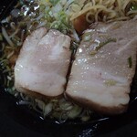 上海菜 - ネギを退けて撮影

大陸系中華の仕入れ筋を使ってないのかもしれない❔

チャーシューは冷たく冷えてたので
スープで温めてから食べると
普通には美味しいし、食べ応えがあるねえ❗️