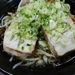 上海菜 - ゴツいチャーシューが2枚も載ってるなあ❗️
ということ

普通な大陸系中華料理店では
変な味わいのチャーシューしか食べた事がないけれど

このお店のは
キチンとした豚肉で作られている感があった