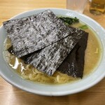 家系ラーメン 近藤家 - 着丼時は海苔が覆い被さっているスタイル