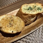 ビストロ ウエノ ニバンチョウ - アンチョビバタートーストとガーリックトースト