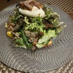 ビストロ ウエノ ニバンチョウ - 砂肝とポーチドエッグのリヨン風サラダ