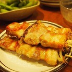 やきとり天神 - 焼き鳥は　お任せで　一人五本　バラから