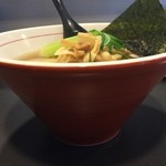 時翁 - ラーメンは、底の深いどんぶりで提供されます。