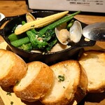 世田谷テーブル - 海老とアサリの鉄鍋アヒージョ1,848円