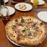 カリーナ　カリーナ - ポルチーニとサルシッチャ　ドライトマトのピッツァ