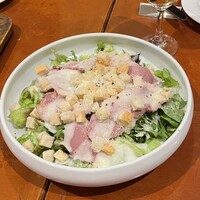 カリーナ　カリーナ - 燻製鴨ハムと温玉のシーザーサラダ　ペコリーノ