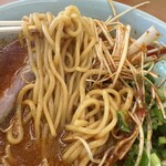 ラーメン山岡家 - 麺は太麵でつるつるした食感です。