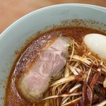 ラーメン山岡家 - チャーシューは肉質がしっかりとして食べた感がします。