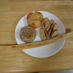 翠玉堂 - 棒（あんこ）150円(手前の長いの)、ひまわりの種150円(左)、白パン100円(上)、ラスク200円(右)