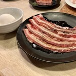 元氣七輪焼肉 牛繁 - 炙りすき焼きカルビ