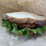 サンドリアン - コロッケサンド@300円  パリパリとした耳、ふっくらとした断面、ふくよかなコロッケにソース。渾然一体となって美味い