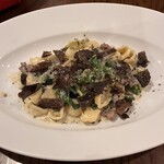 ダ アチュ - 鳥取産イノシシの自家製サルシッチャと菜花の手打ちパスタ"オレッキエッテ"黒トリュフがけ