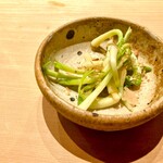 すしやのたい悟 - - ひろっこ　お浸し　／山形県　※葱の新芽　「お任せの3品」