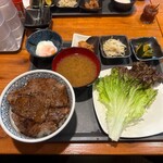 焼肉丼 みらく - 上カルビ丼定食