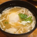 ろっこん - お味噌汁はえのき、三葉、卵、豚肉と具沢山でこういう所にもサービスの良さが出ます♡♡