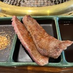 SATOブリアン七番 - タンはスパイスと山葵醤油で