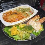 キッチン ブルー グローブ - ナポリタン、青じそパスタ、他店のブロッコリー、イエローカリフラワーと共に