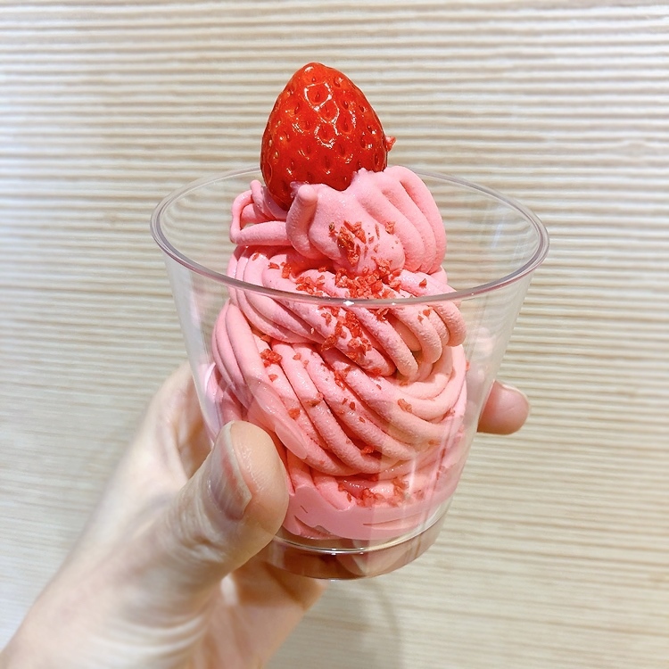 ストロベリーボンボン 大人気のストロベリーボンボン🍓 本日上に乗るいちごは「やよい