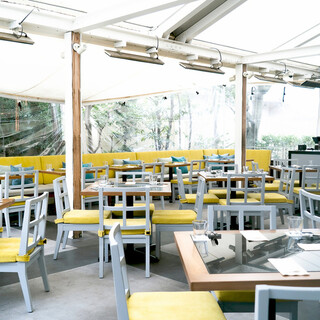 開放感のある人気のテラス席（冷暖房設備あり）