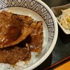 焼肉丼 みらく - 神戸牛上カルビ丼《ご飯少なめ》(税込1,150円)
神戸牛上カルビ5枚、濃いめのタレ、白ご飯
確かに脂は円やかで旨みもあるし、肉も軟らかいけれど、神戸牛はもっと脂がシルキーな気が、タレだと判別し難い