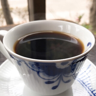 ピアノと人と樹_0