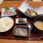 海鮮茶屋 一鮮 - 【2025.3.31(月)】日替りランチ（鱈の酒むしきのこあんかけ＋お刺身2種＋ご飯＋味噌汁＋漬物）990円