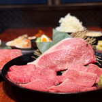 炭火焼ホルモン ぐう - 2025年4月よりスタートする新コース「厳選焼肉&生肉コース」
