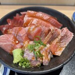 鮪と米 - 豊洲市場直送。本鮪赤身、中とろ、大とろ、炙り、ねぎとろ。豪華オールキャストだ。